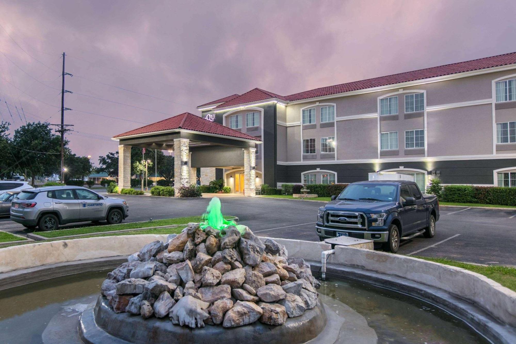 La Quinta By Wyndham Fredericksburg Hotel Exterior foto