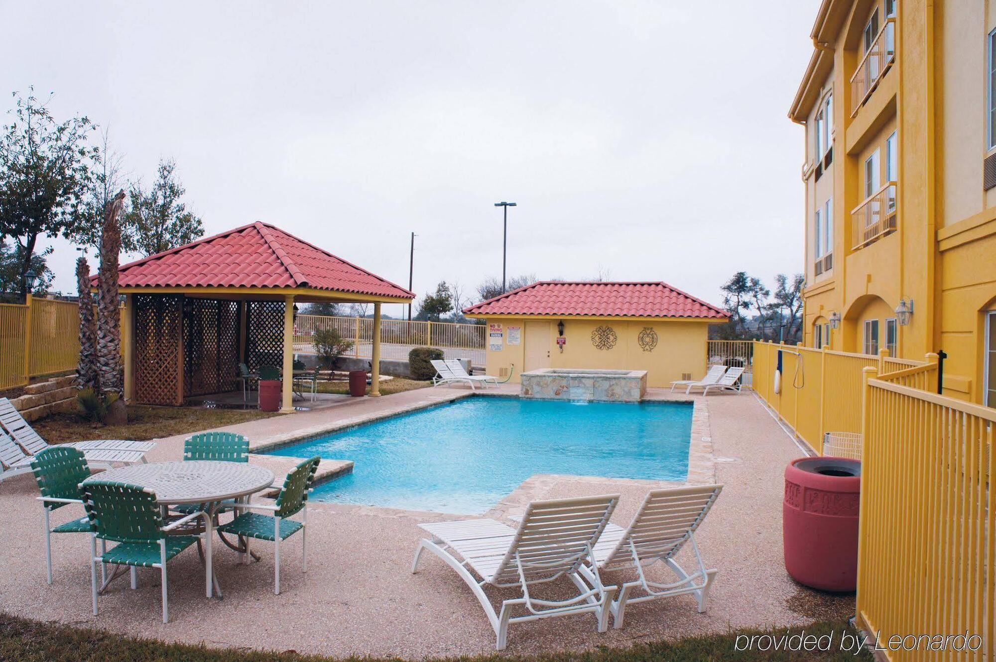 La Quinta By Wyndham Fredericksburg Hotel Exterior foto